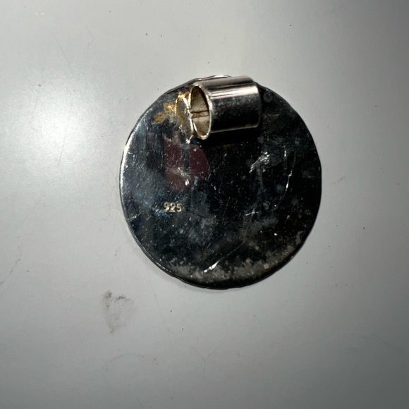 Sterling Silver circle necklace pendant with etched design - Picture 4 of 4